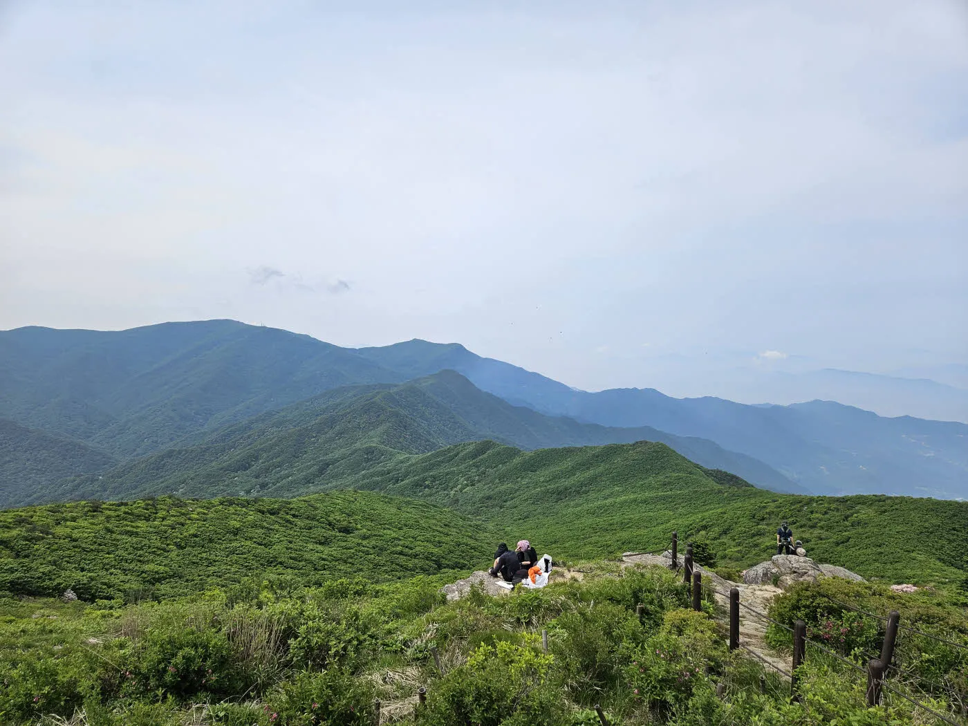 만복대 정상에서 바라본 성삼재와 노고단 방면