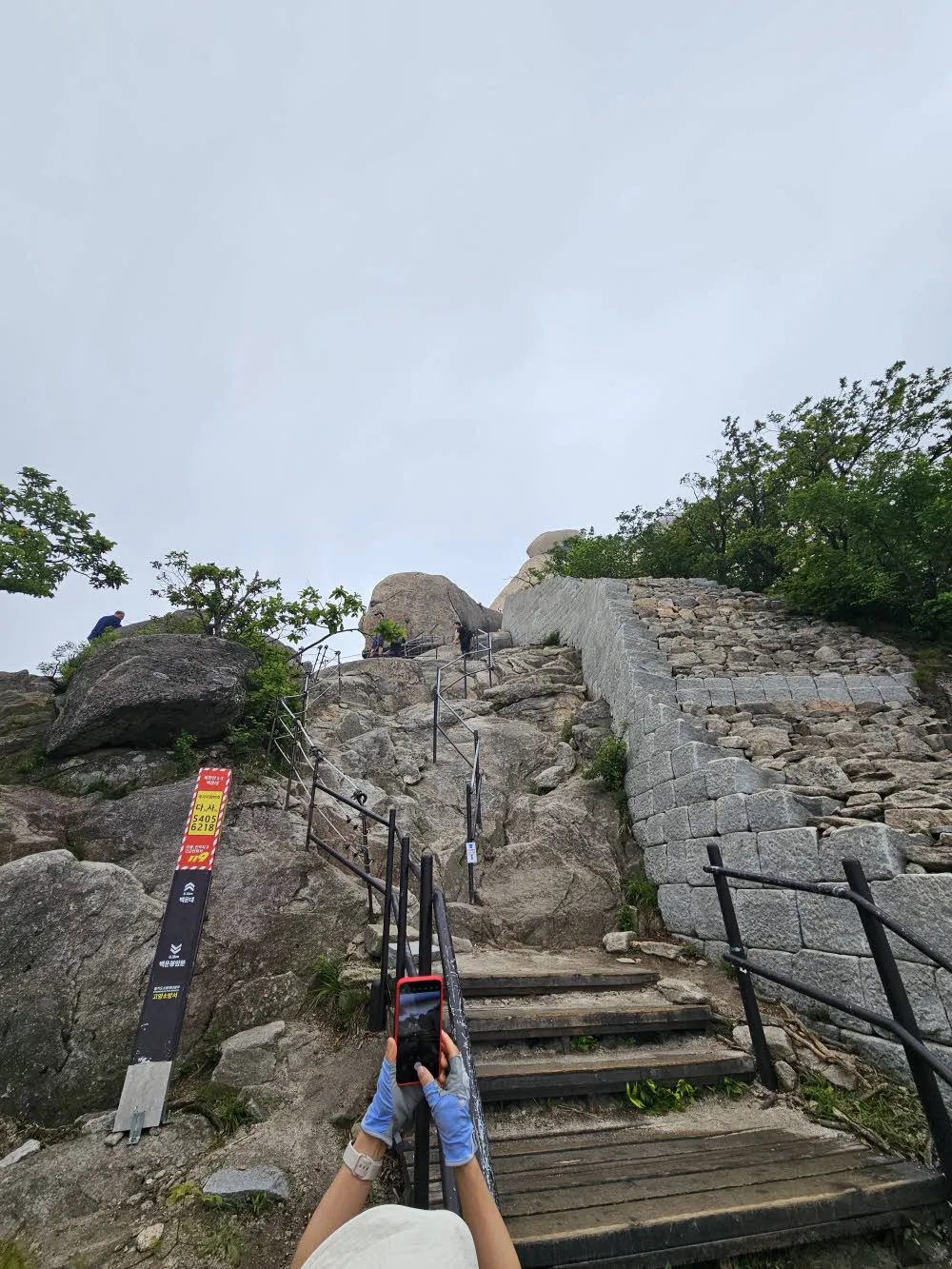 험해지는 백운대 오르는 길