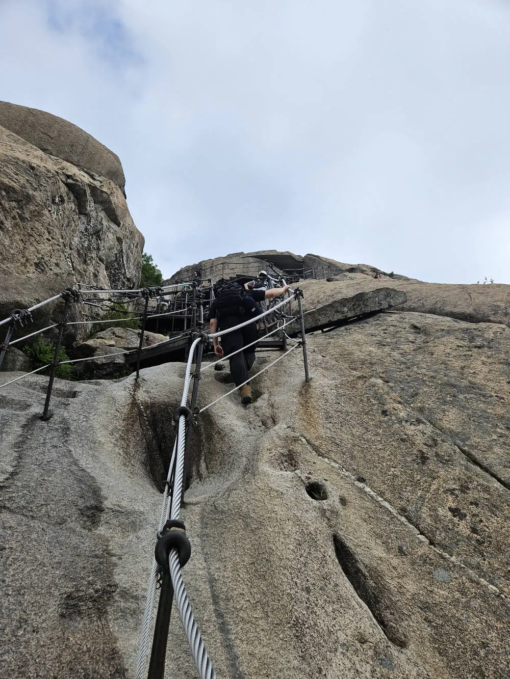 상행과 하행 시 우측통행은 필수다