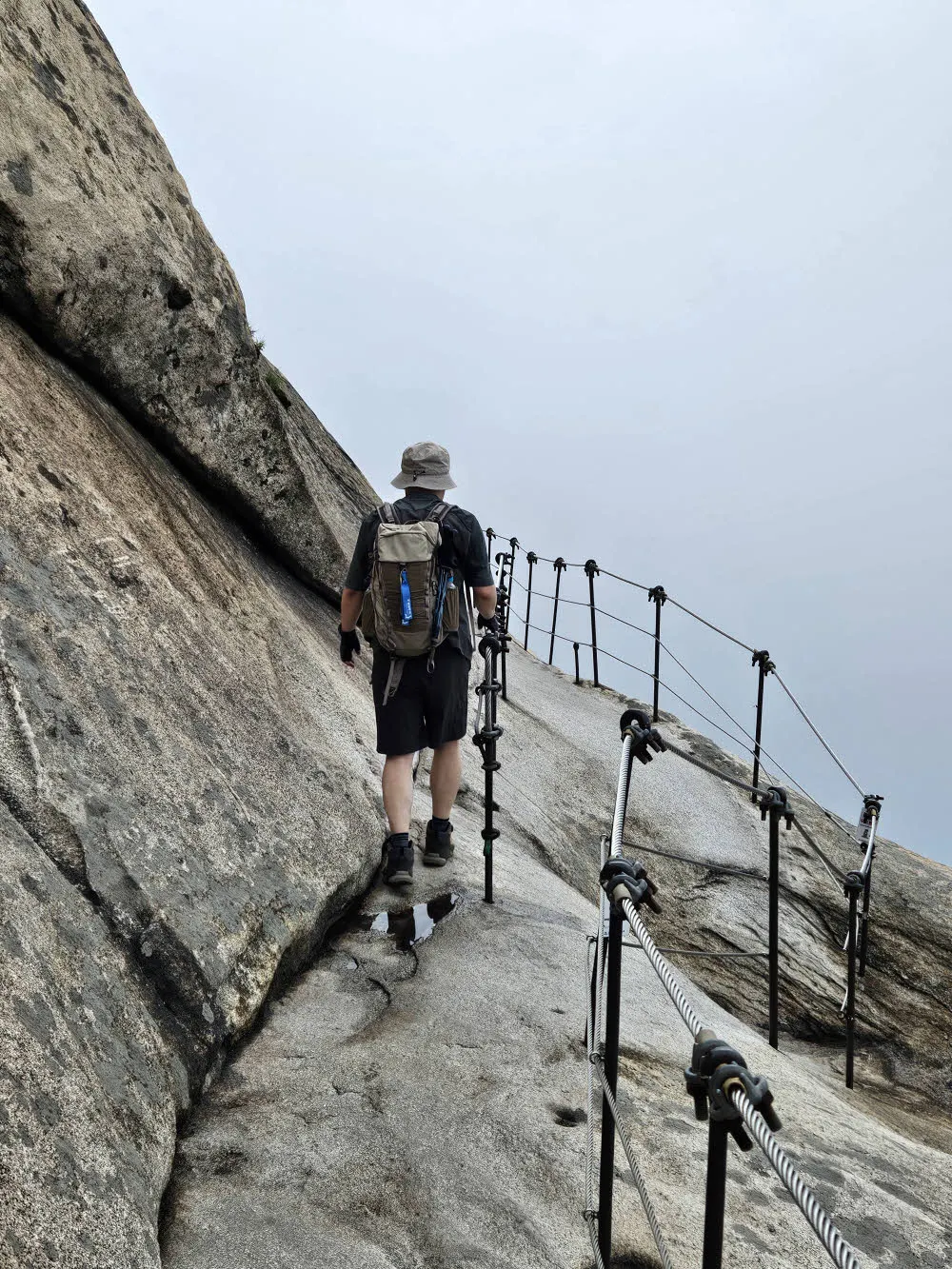 백운대 배로 아래의 절벽 구간 걷기
