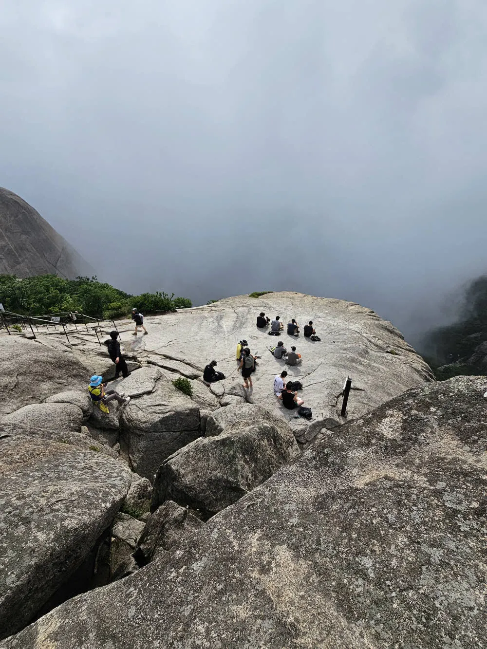 백운대 정상의 쉼터(?)