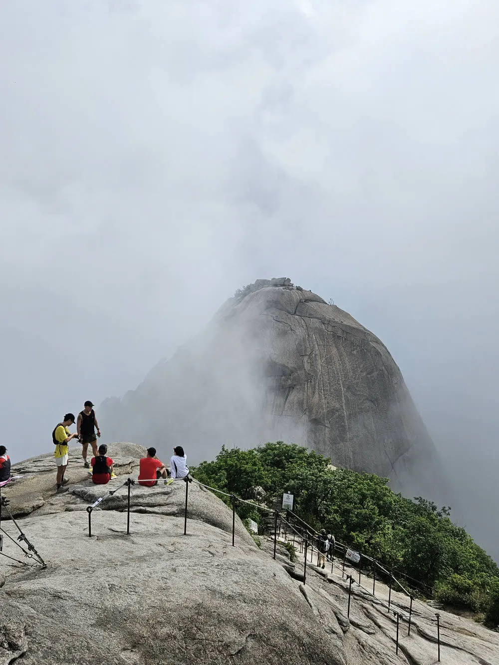백운대에서 바라보는 신비한 인수봉