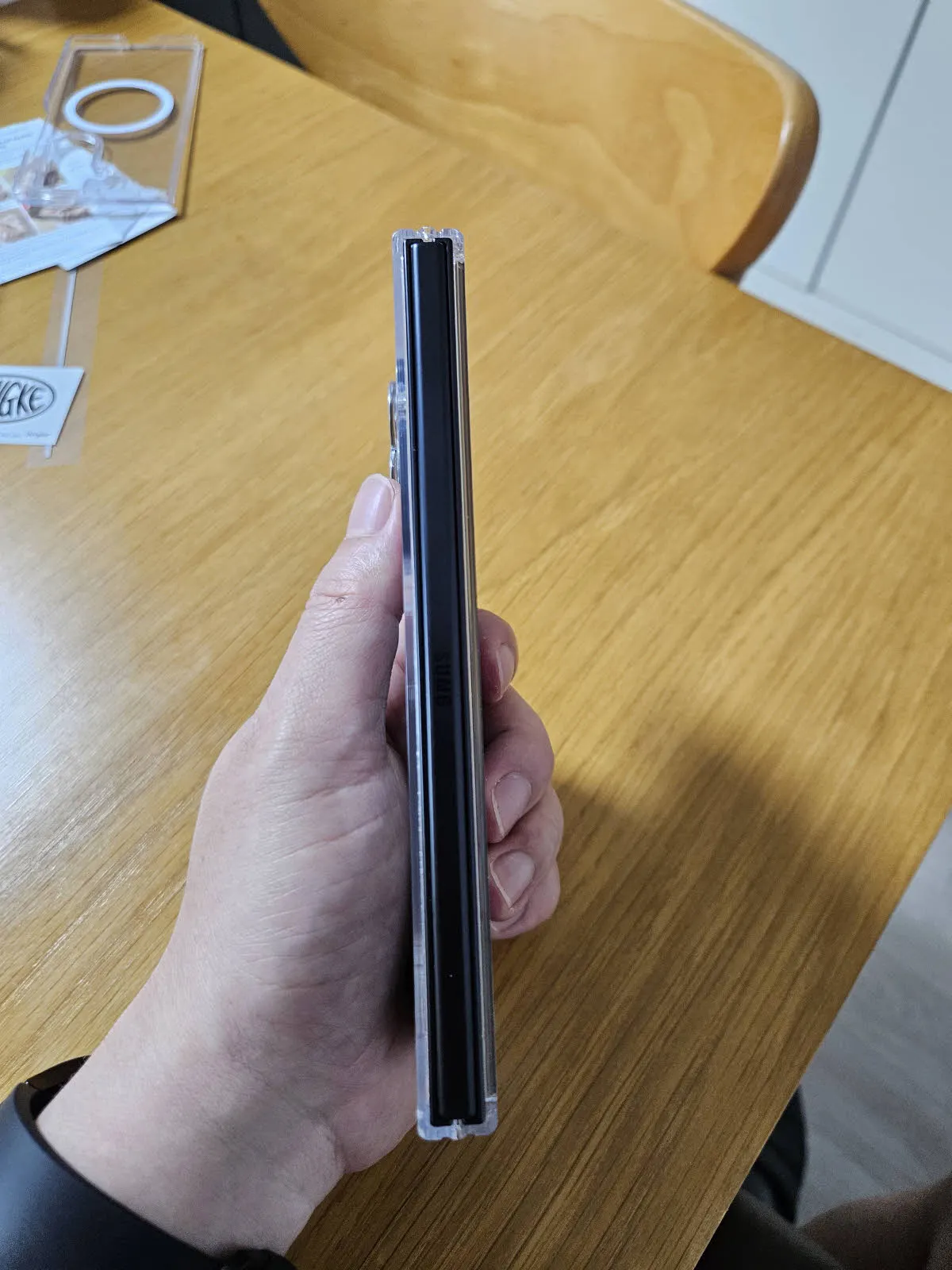 Z 폴드 7에 케이스를 씌운 다음 손으로 들면 이런 느낌이다