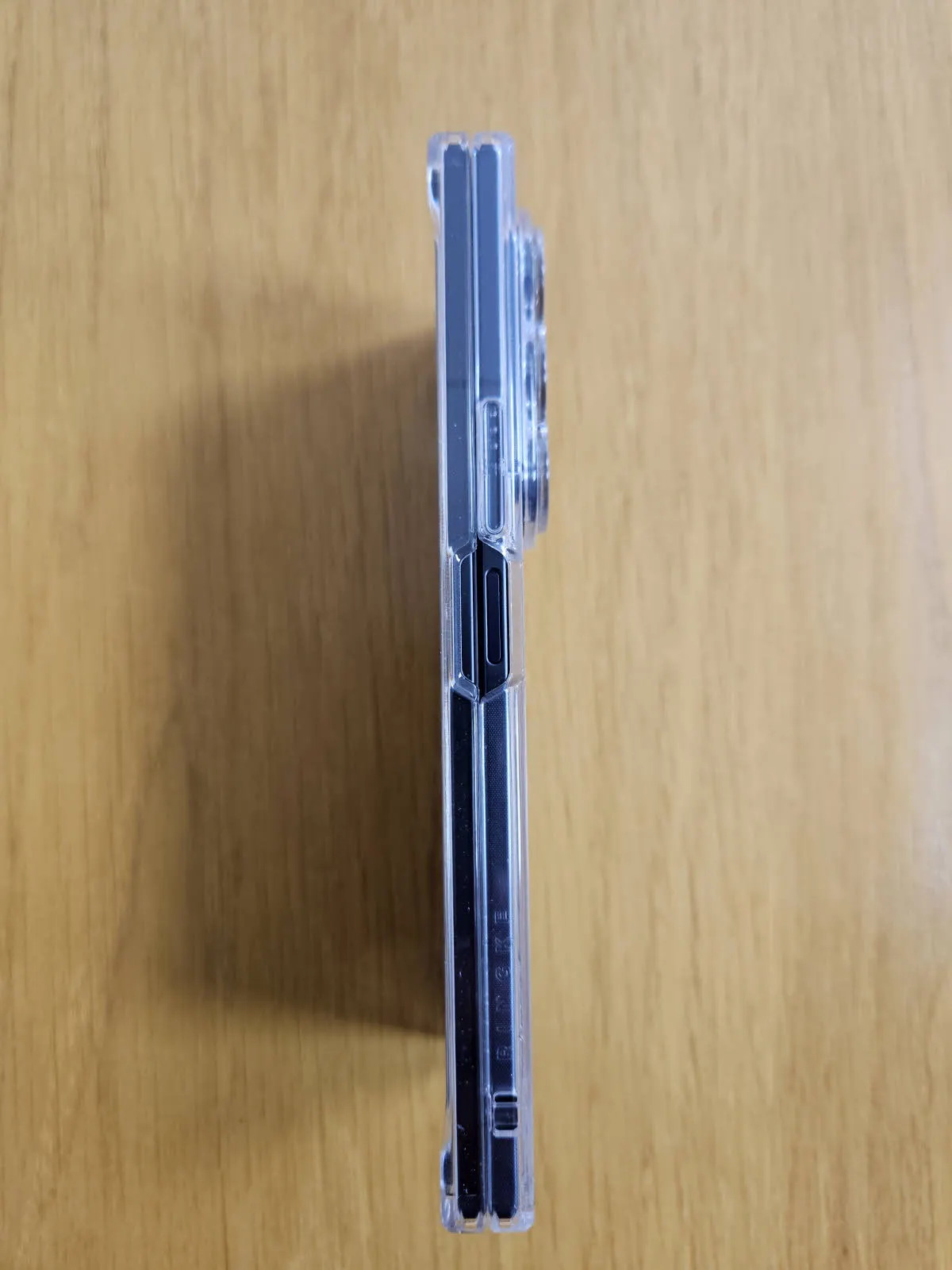 케이스 장착한 Z 폴드 7의 측면부 (폴딩부분)