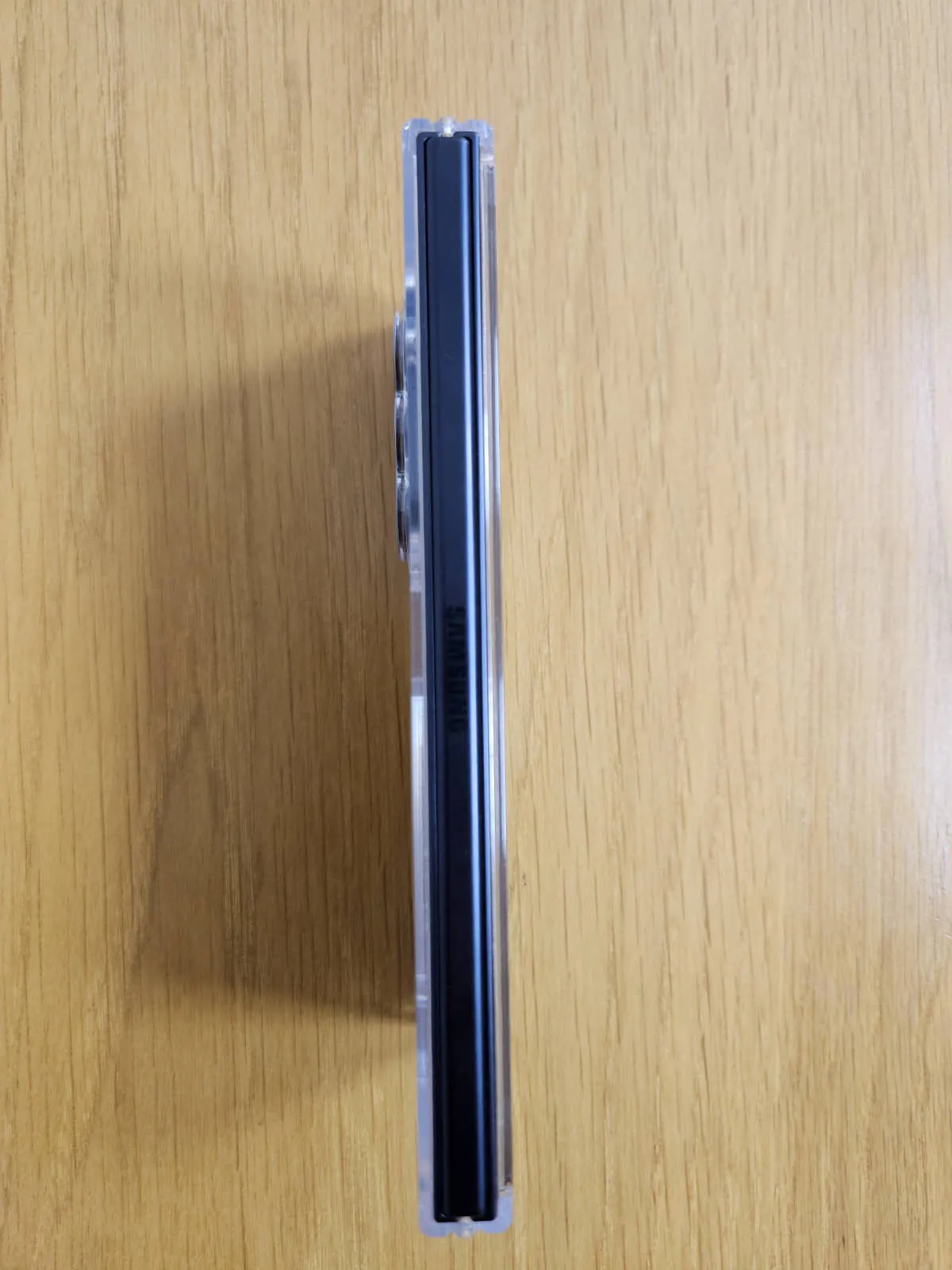 케이스 장착한 Z 폴드 7의 측면부 (힌지부분)