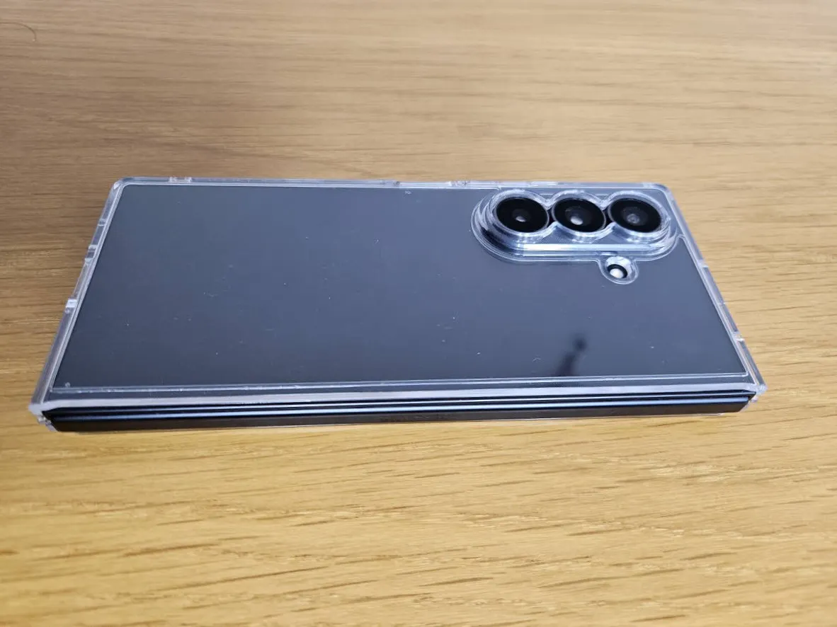 링케 클리어 케이스 후면부 착용 샷 - Z 폴드 7