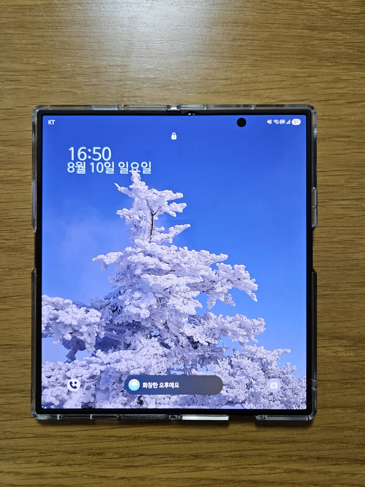 링케 퓨전 클리어 케이스를 장착한 갤럭시 Z 폴드 7 