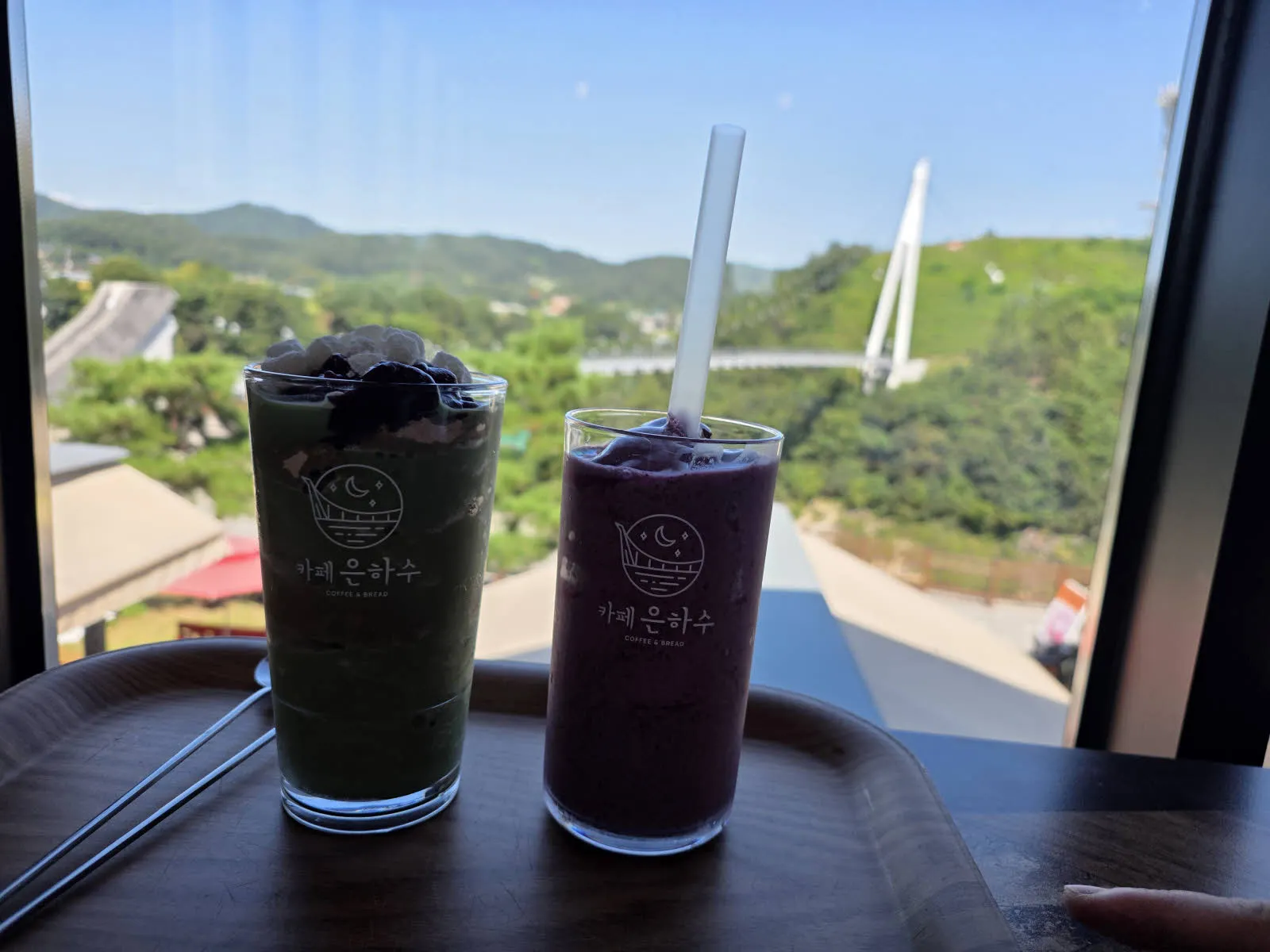 카페 은하수의 말차 컵빙수와 블루베리 요거트