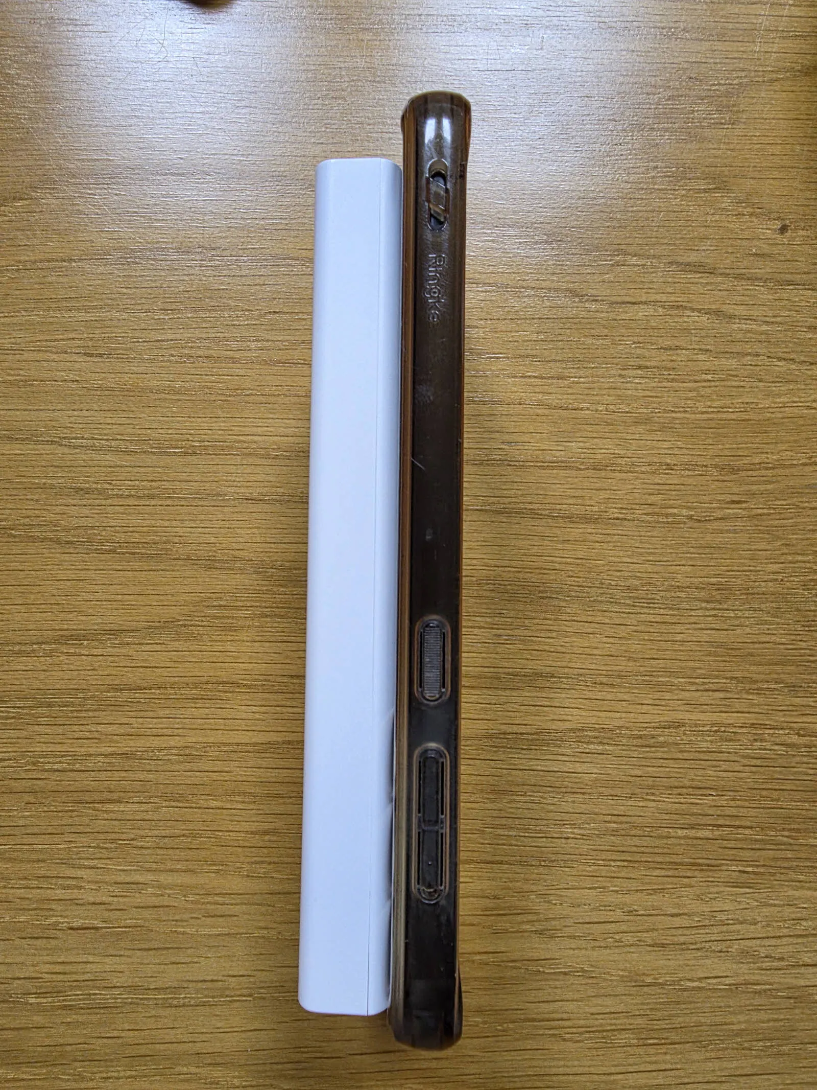 갤럭시 S23플러스의 두께