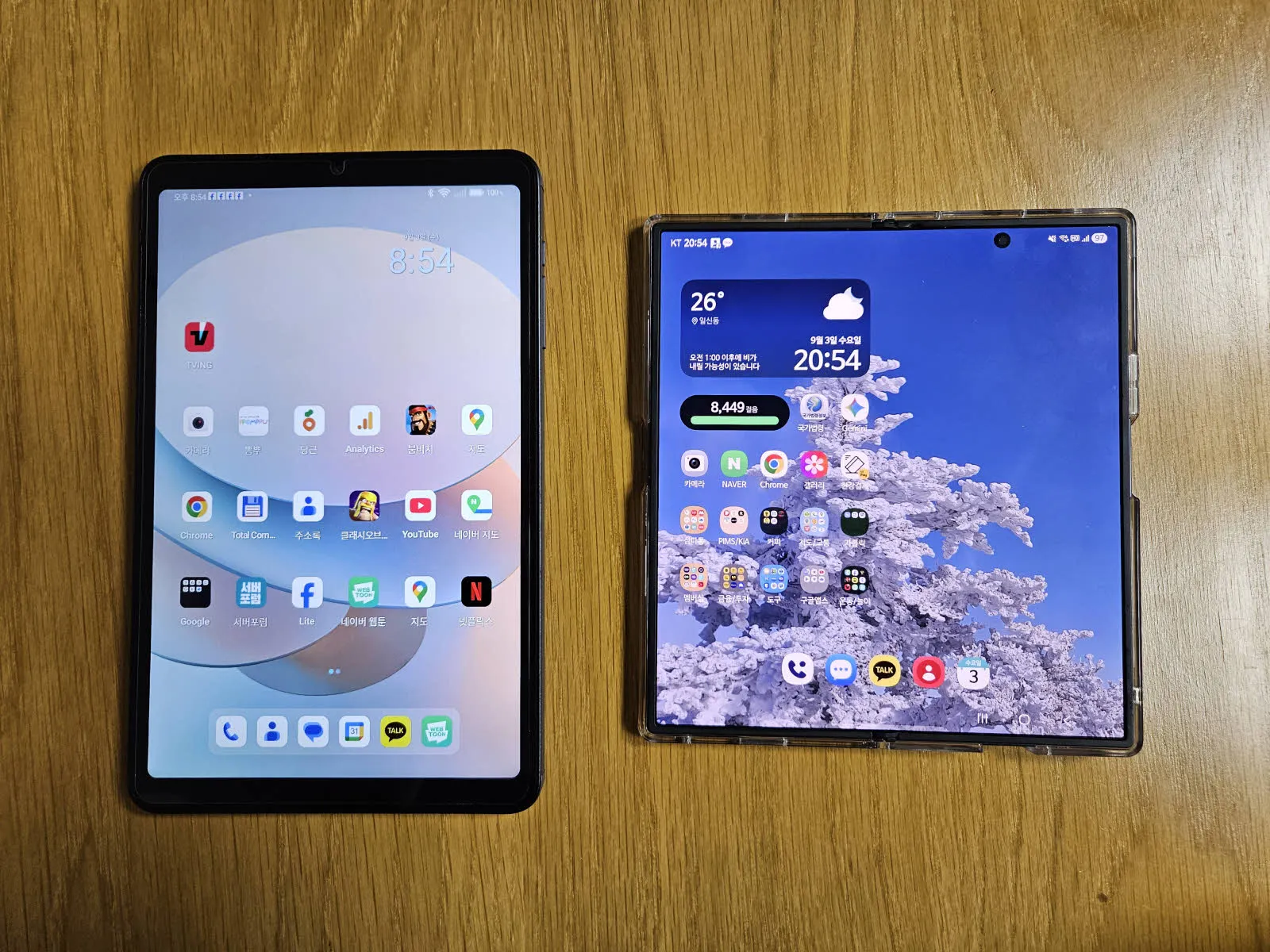 Z폴드7과 8인치 태블릿 화면 비교