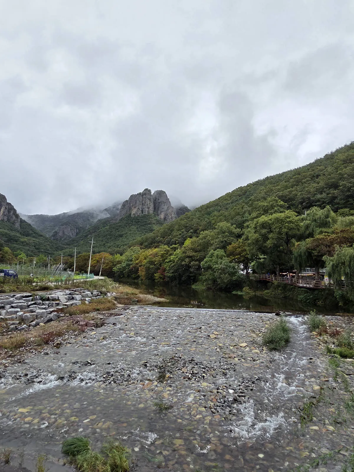주왕산 상의지구 입구에서 바라보 기암