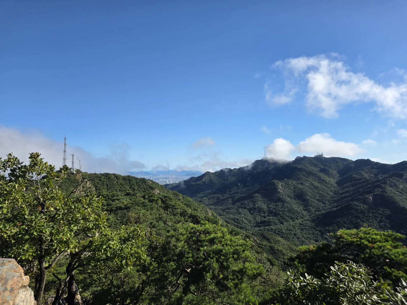 삼성산 정상과 관악산 정상이 한눈에