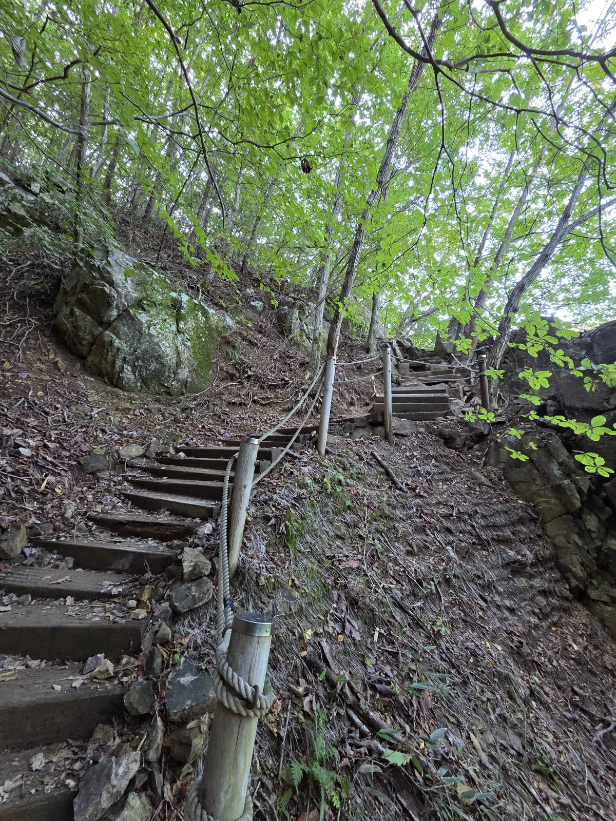 신불산의 등산로는 매우 가파르다