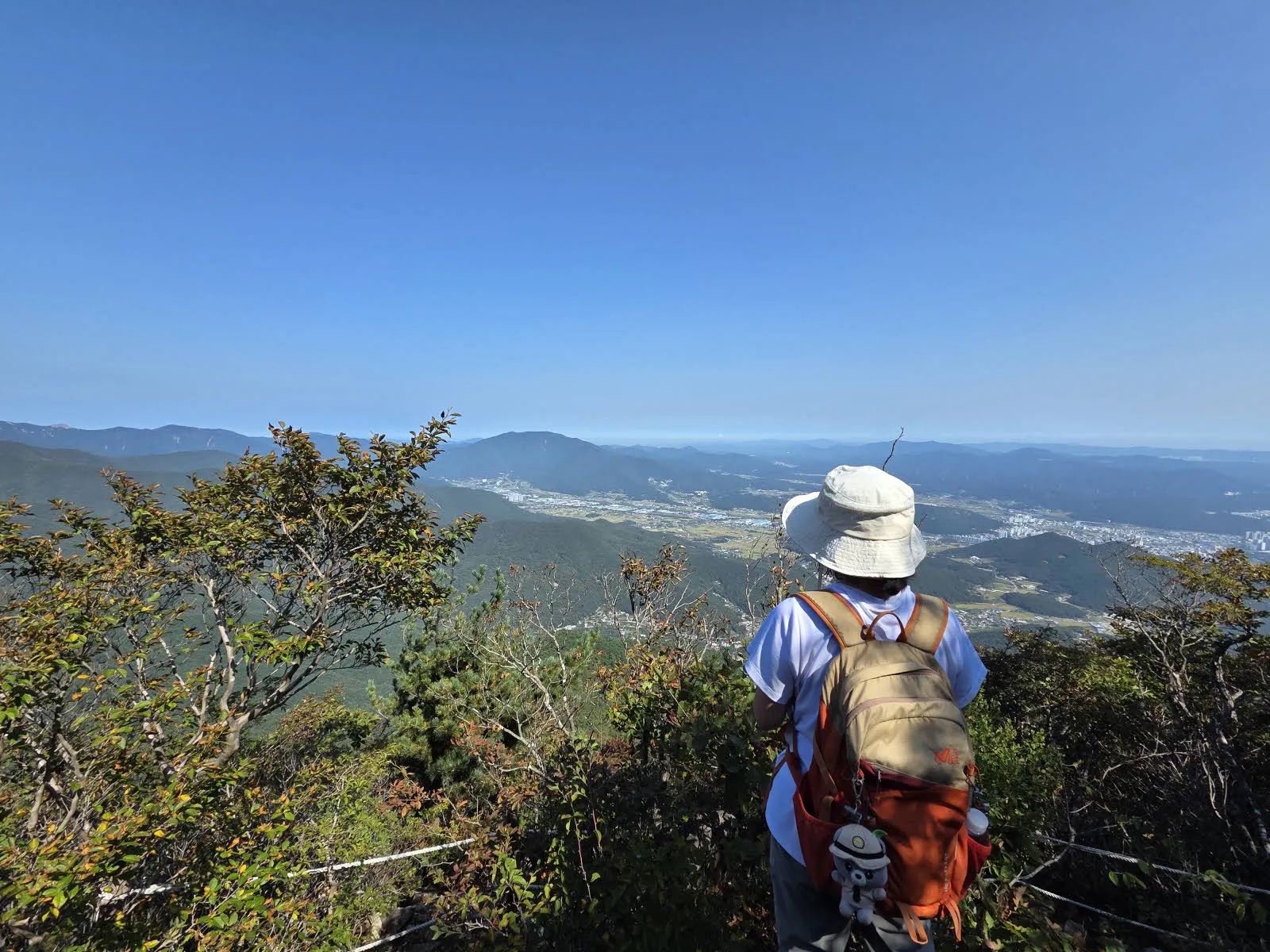 신불산 능선에 올라 잠시 풍경을 감상한다