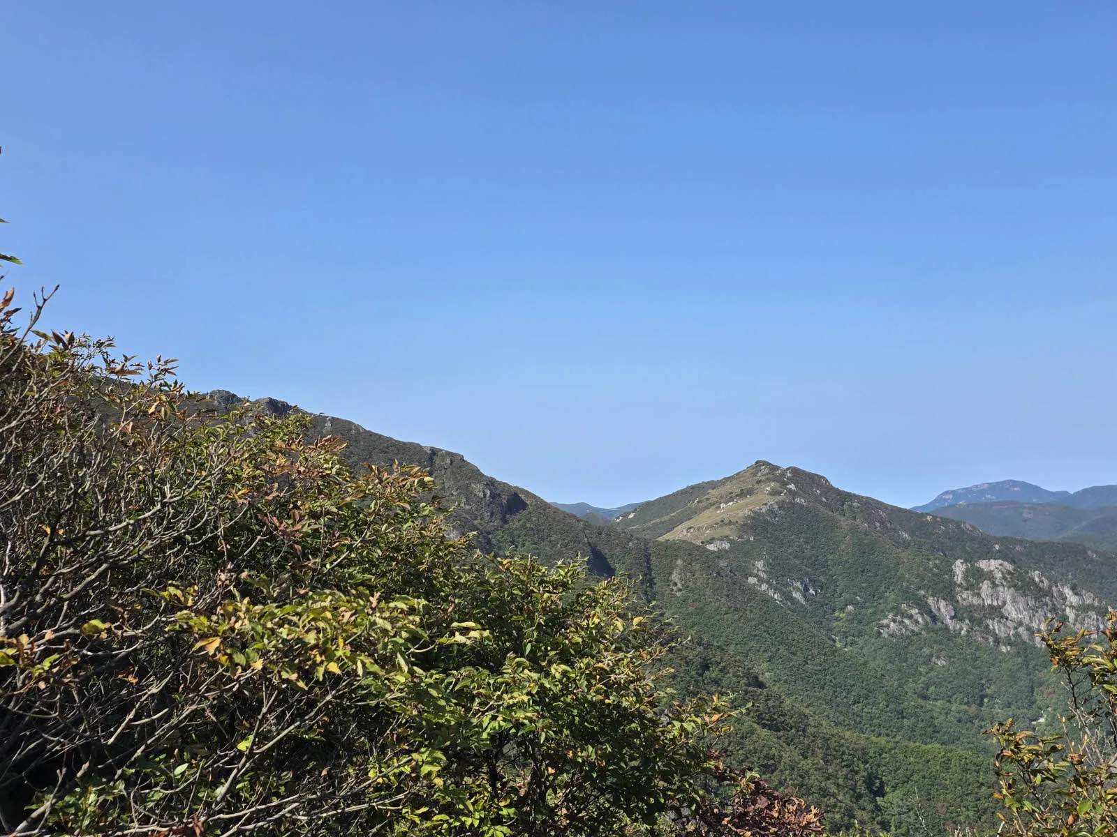 간월재와 간월산이 보이기 시작한다