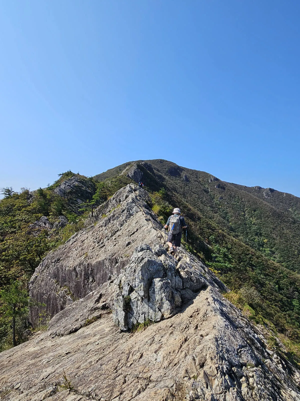 신불산 칼바위 구간을 지나는 중이다