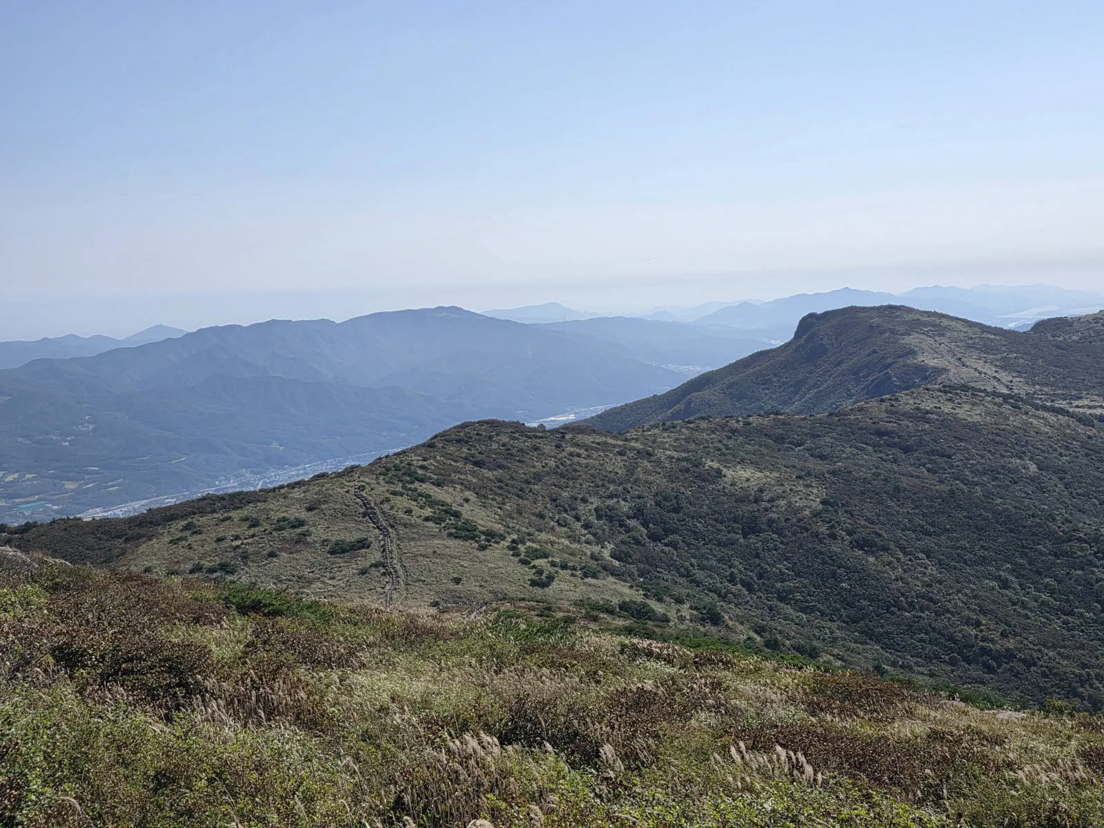 신불산 정상에서 바라본 영축산 방면