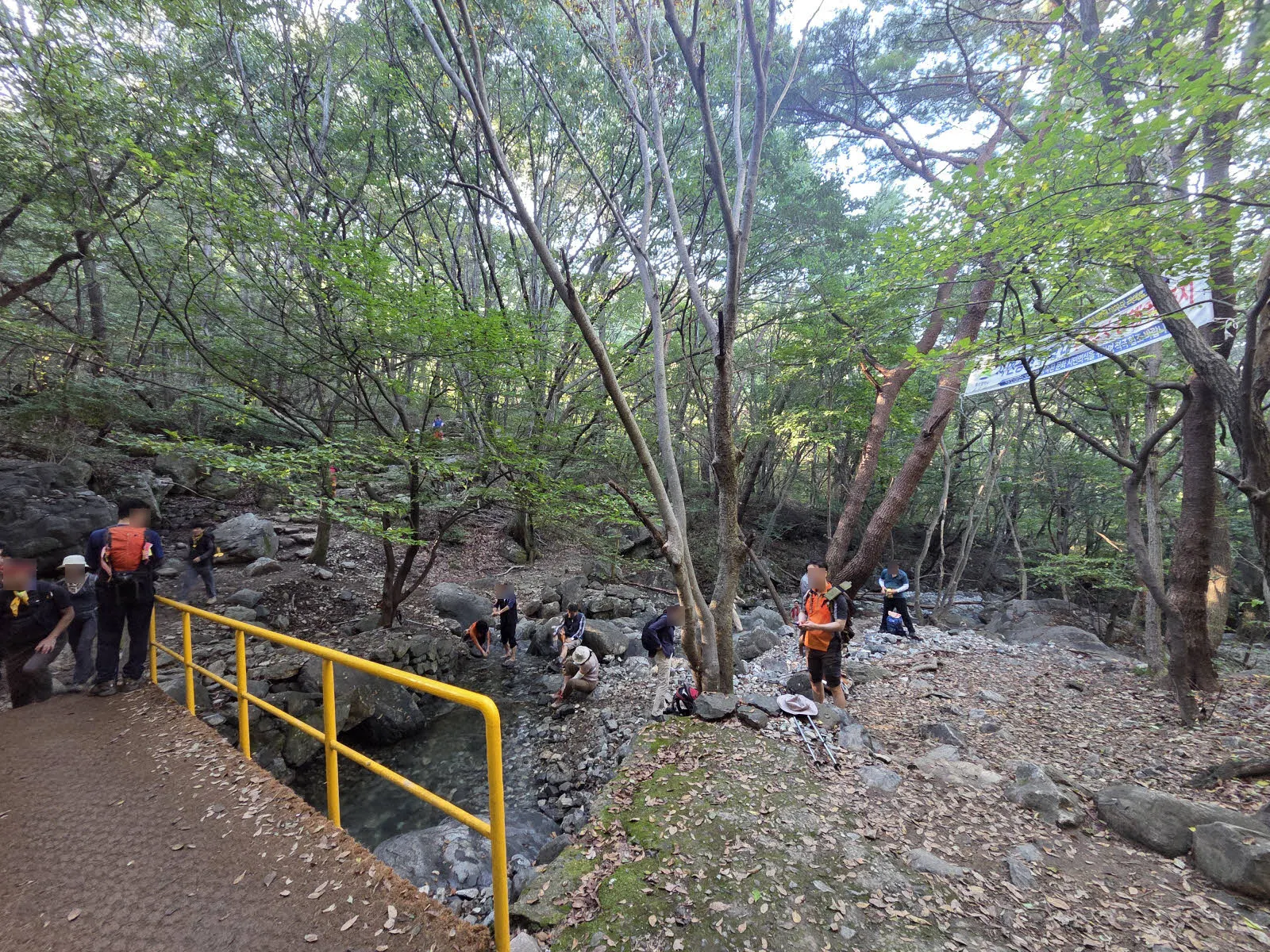 신불산 계곡에 발을 담근다