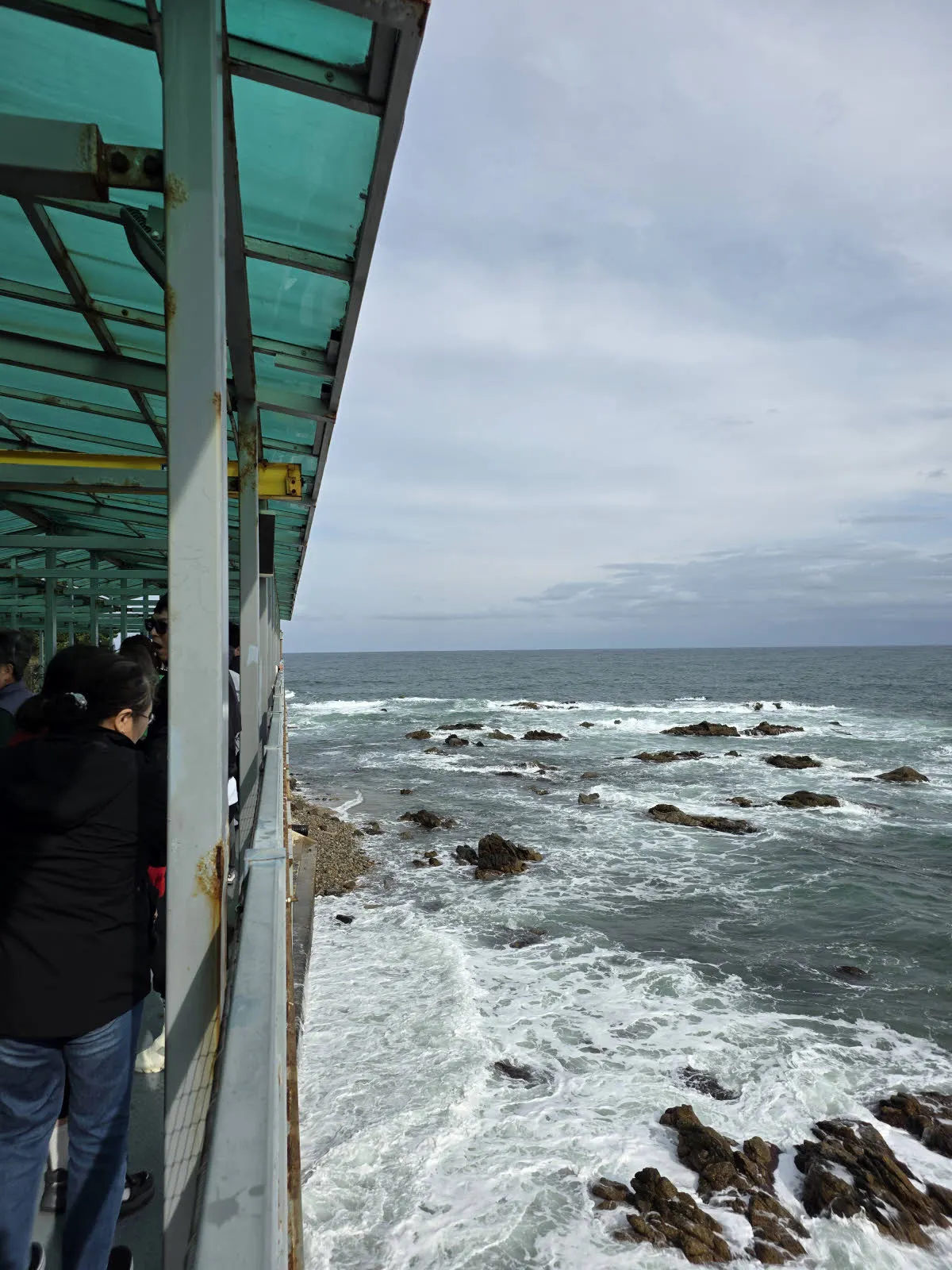 탑승장 옆 해변