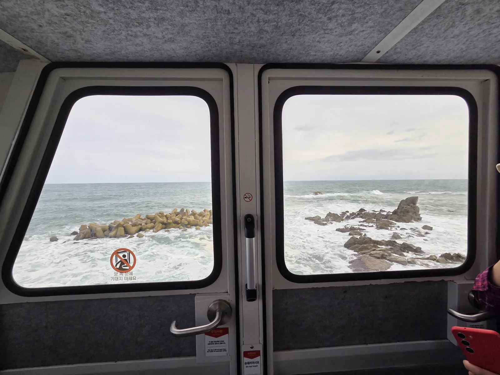 창밖으로 보이는 동해바다