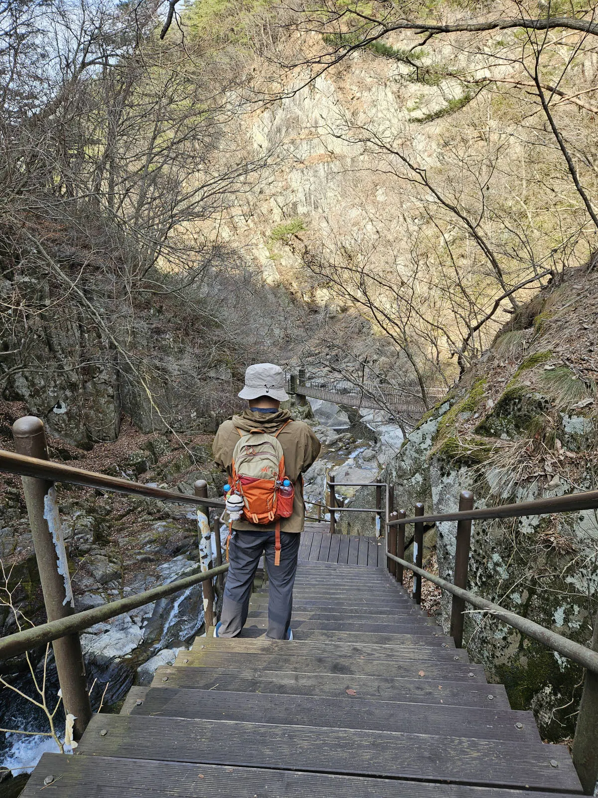 구룡폭포 전망대를 올랐다 내려온다
