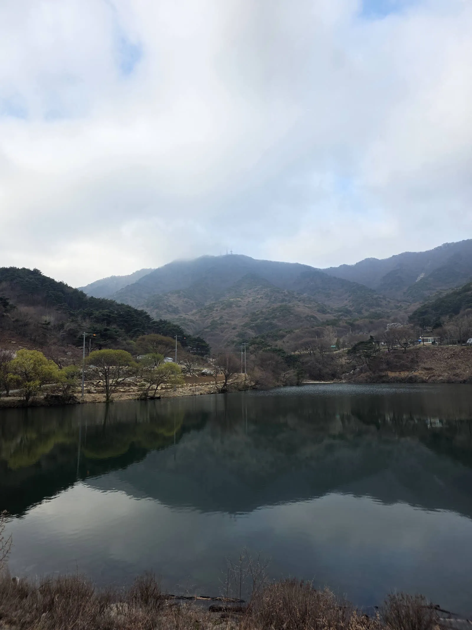 저수지 뚝방길에서 보이는 가야봉 정상