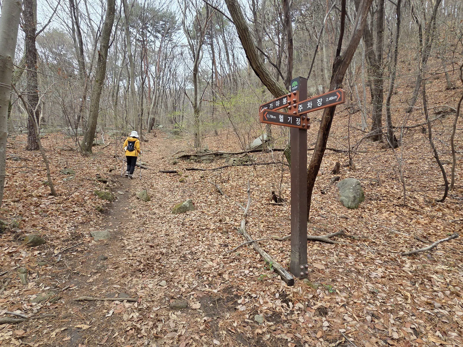 갈림길에서는 가야봉 방면으로 간다