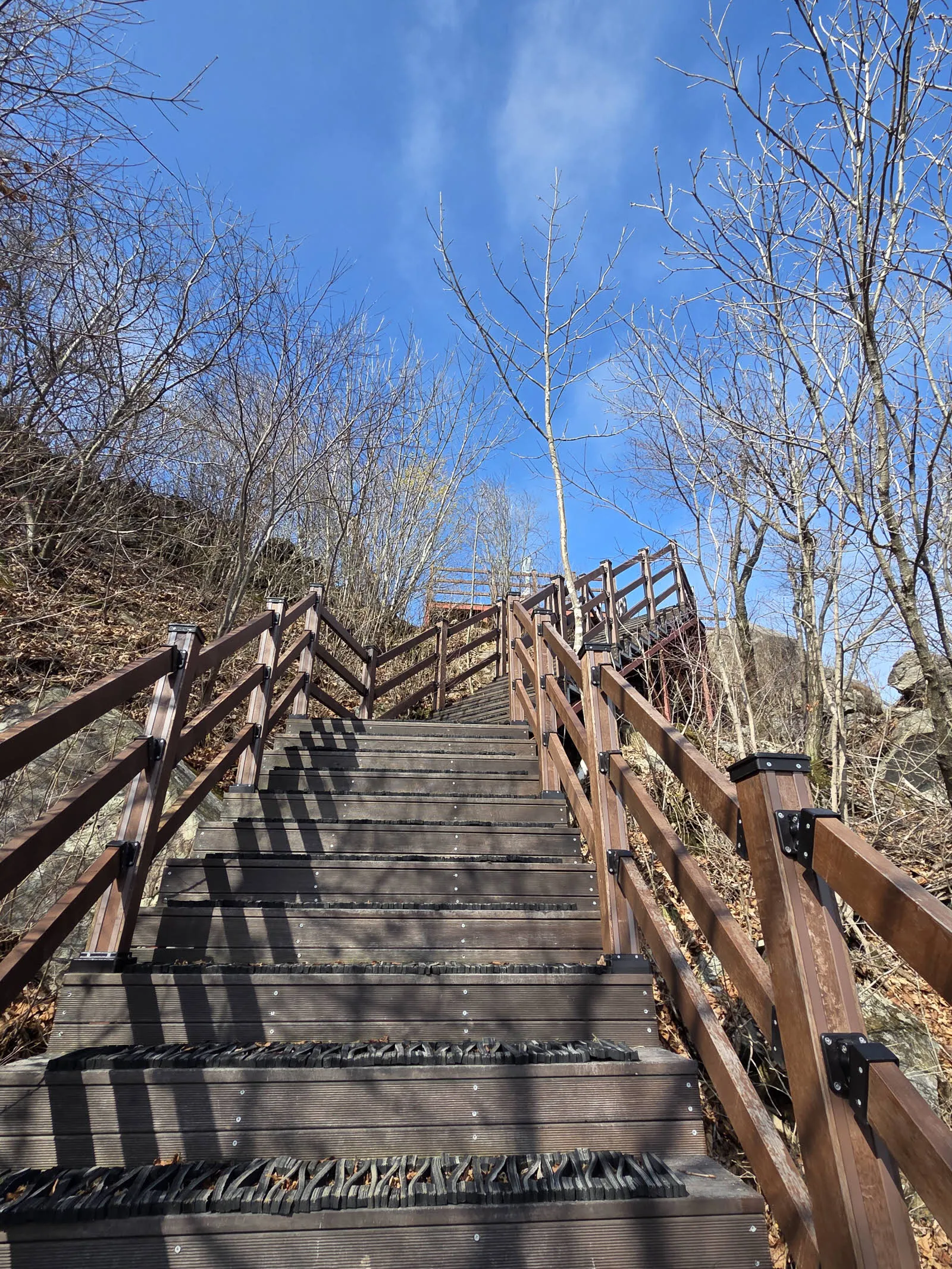 가야봉 정상을 오르는 마지막 구간은 잘 놓여진 계단이다