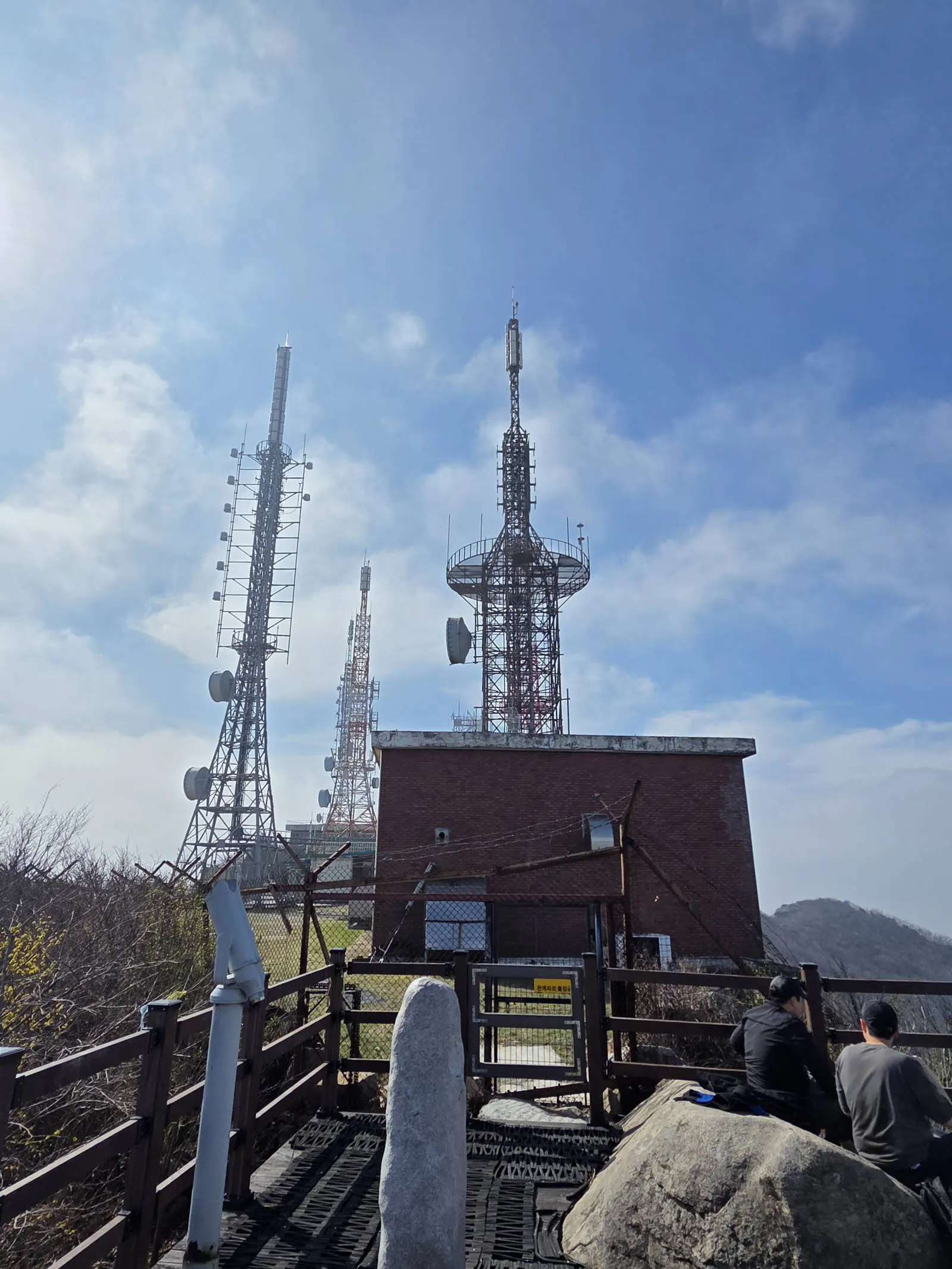가야산 정상에 오르면 전망데크와 KBS 중계소가 보인다