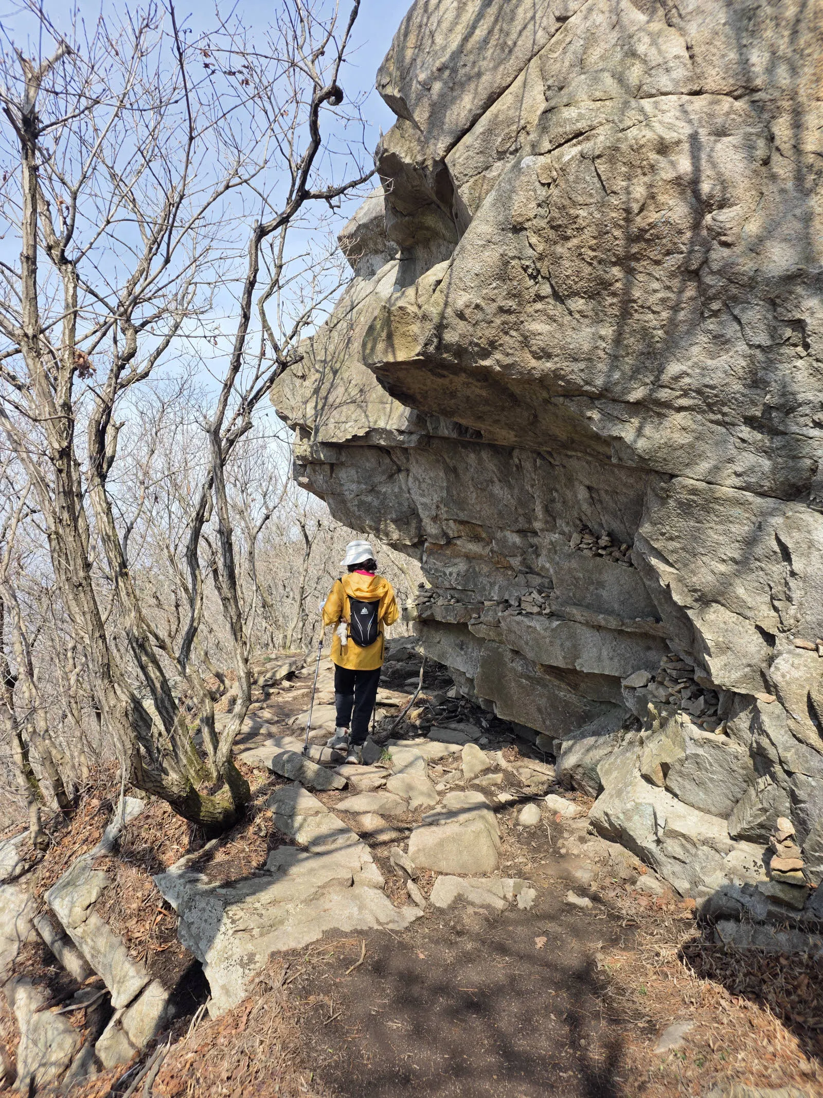 얼굴닮은 바위 밑을 지난다