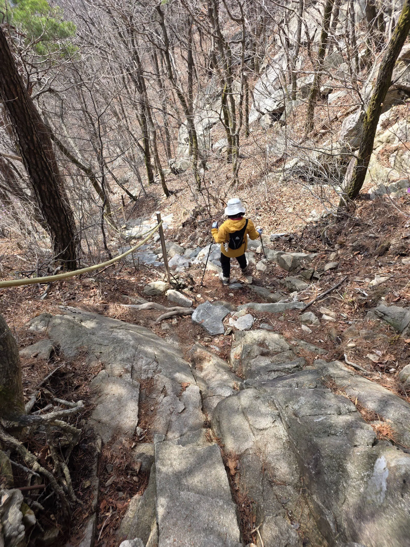 옥양봉에서 주차장으로 향하는 하산길