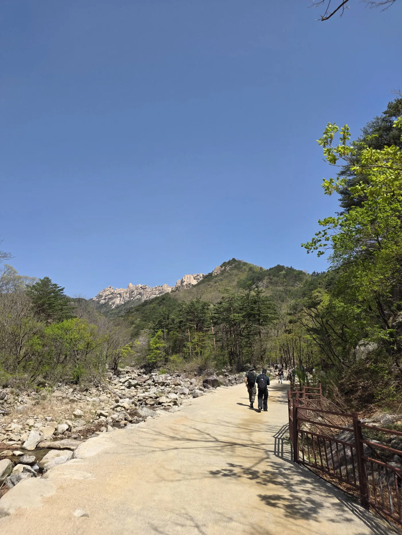 신흥사를 지나 흔들바위로 가는 길