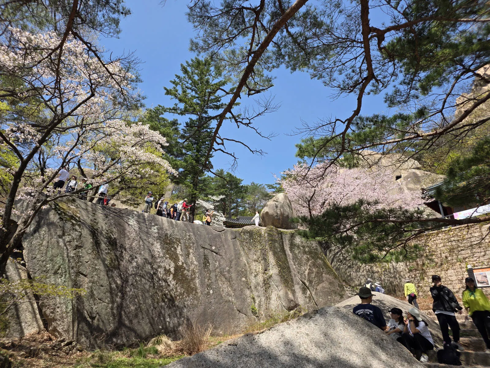 흔들바위가 보인다