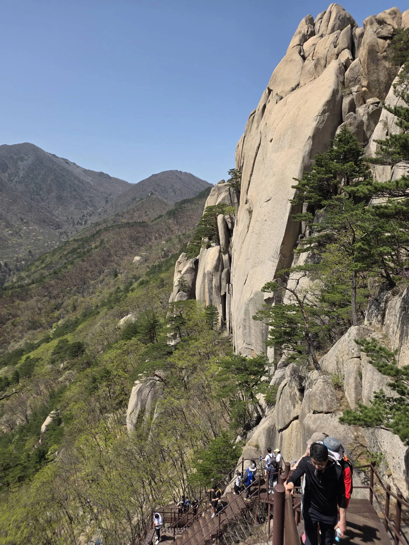 울산바위를 오르는 철계단 구간