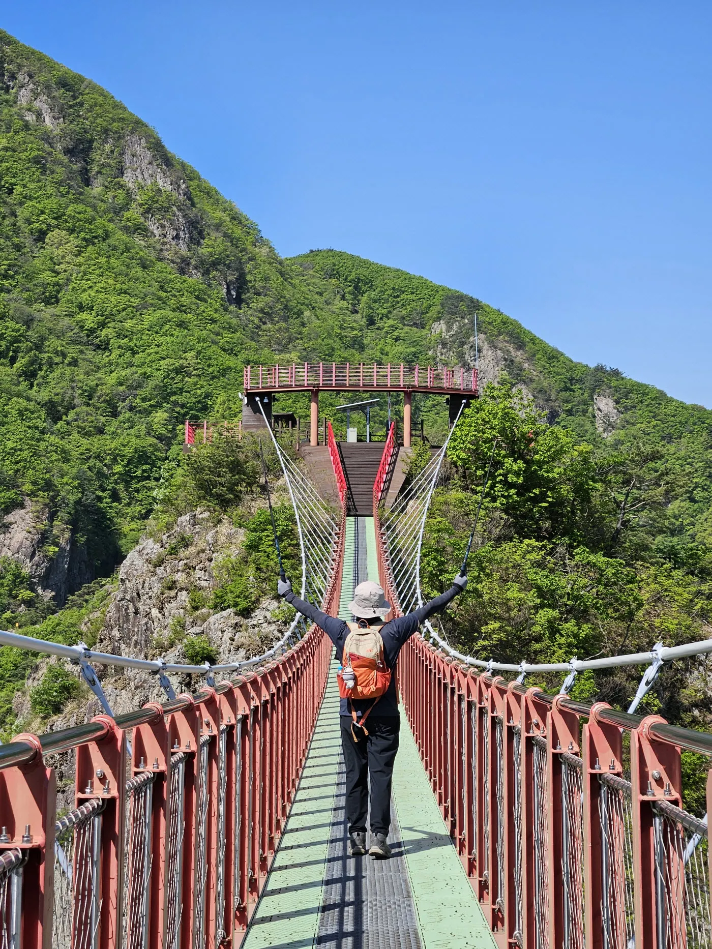 구봉산 출렁다리를 건넌다.