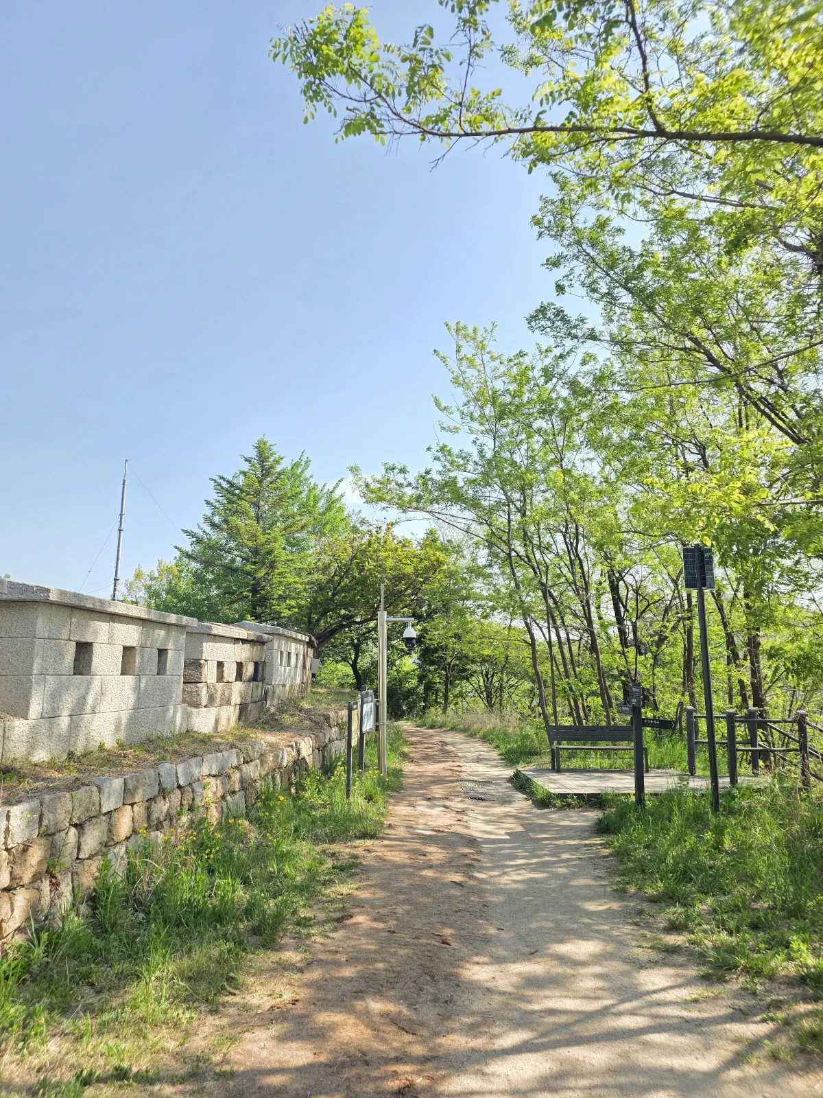 연두색 숲과 한양도성 성곽길