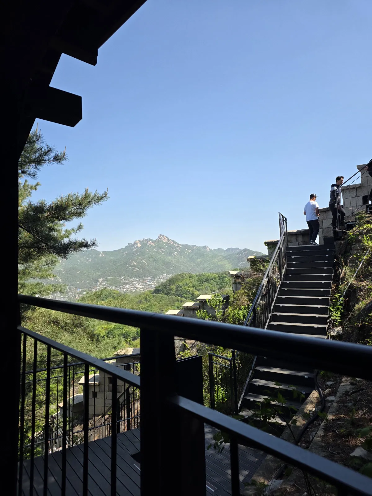 북악산을 오르는 중 만난 쉼터
