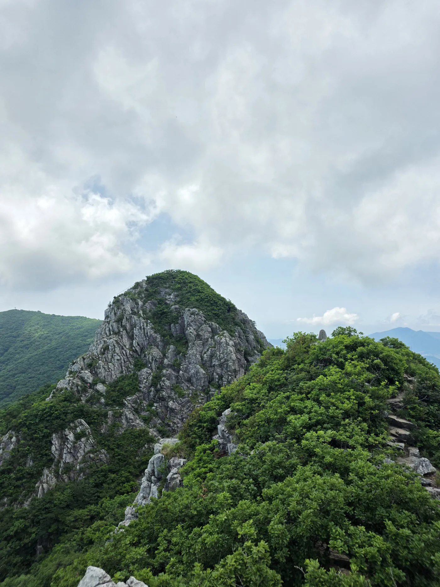 사자봉(4봉)에서 바라본 오로봉(5봉)과 두류봉(6봉)